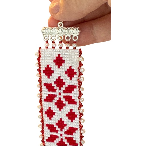 Hand crafted snowflake motif beaded cuff bracelet in holiday seasonal red white - Picture 7 of 13